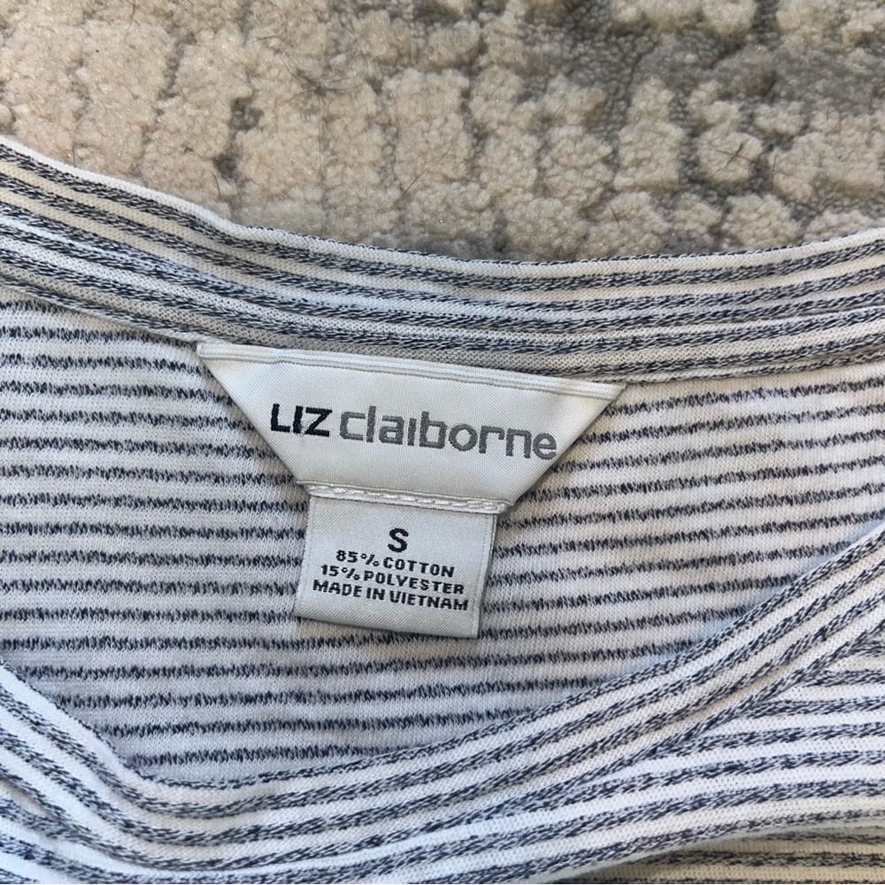 lightly worn top - Picture 3 of 3
